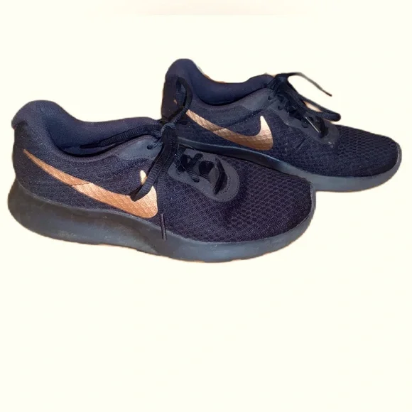 Black and rose gold 2025 tennis shoes